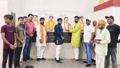 Photo of विहिप महानगर अध्यक्ष के नेतृत्व में बजरंगदल कार्यकर्ताओं ने बलिदानियों की प्रतिमाओं की साफ सफाई व पुष्प अर्पित कर श्रद्धांजलि अर्पित की।