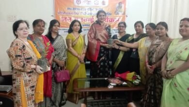 Photo of जय भोले सेवा समिति के पदाधिकारीयों ने महिला आयोग की सदस्य एकता सिंह जी को स्मृति चिन्ह देखकर सम्मानित किया।