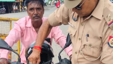 Photo of कानपुर के अरमापुर में tsi राजकुमार सिंह तोमर ने फर्जी पत्रकार को पकड़ा