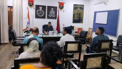 Photo of पुलिस उपायुक्त दक्षिण महोदय श्री दीपेंद्र नाथ चौधरी द्वारा अपने कार्यालय पर जन-सुनवाई