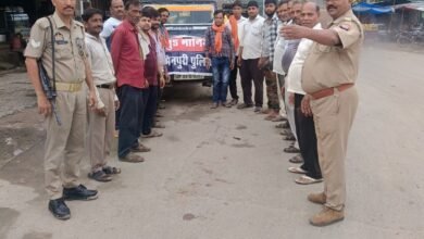 Photo of थाना घिरोर पुलिस ने गुड मॉर्निंग अभियान के तहत् करहल चौक पर नागरिकों से संवाद कर दी सुरक्षा की जानकारी।