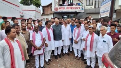 Photo of समाजवादी पार्टी का एक प्रतिनिधिमंडल उत्तर प्रदेश की विधान परिषद में नेता विरोधी दल श्री लाल बिहारी यादव के नेतृत्व में जनपद शाहजहांपुर के तिलहर विधानसभा पहुंचा