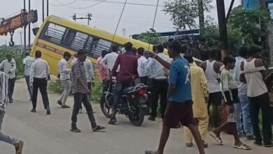Photo of बच्चों को छोड़कर वापस लौट रही स्कूली बस अनियंत्रित हो कर वेगनार कार से टकरा कर खंदक में गिरी।