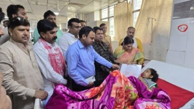 Photo of विधायिका अर्चना पांडे ने सैफई मेडिकल कॉलेज में बेटी आराध्या का लिया हाल-चाल