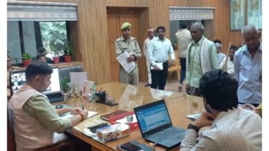 Photo of जिलाधिकारी अनुनय झा ने आमजन की शिकायतों को सुना।
