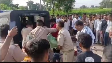 Photo of छिबरामऊ: तेज रफ्तार ट्रक ने बाइक सवार दो लोगों को कुचला।