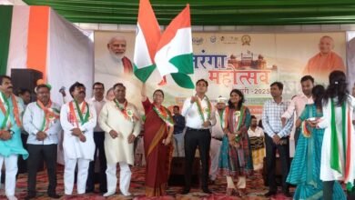 Photo of हर घर तिरंगा अभियान के अन्तर्गत आयोजित तिरंगा महोत्सव कार्यक्रम के उपरांत जिलाधिकारी ने स्कूली बच्चों को सम्मानित किया।