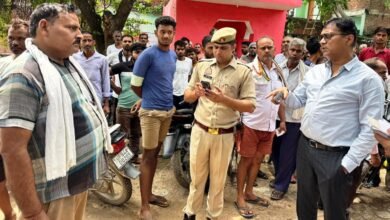 Photo of यूरिया की कालाबाजारी न हो, किसानों को समय से उर्वरक मिले, किसी भी विक्रेता द्वारा निर्धारित मूल्य से अधिक धनराशि की वसूली न की जाए-जिलाधिकारी।