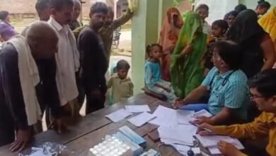 Photo of वायरल बुखार का कहर: मैनपुरी में स्वास्थ्य विभाग ने गांव में बुखार की जांच के लिए लगाया कैंप