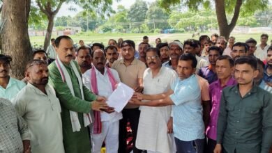 Photo of किसान सहकारी चीनी मिल तिलहर शाहजहाँपुर में कार्यरत कर्मचारी के आगे से कैजुअल शब्द हटाकर न्यून्तम दैनिक वेतन भोगी कैटेरगरि में जोडवाने के सम्बन्ध में लगातार धरने पर