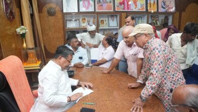 Photo of माननीय पर्यटन एवं संस्कृति मंत्री जयवीर सिंह ने अपने कैंप कार्यालय में सुनी जन समस्याएं, कुछ समस्याओं का किया त्वरित समाधान