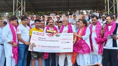 Photo of सांसद अरुण सागर ने वित्त मंत्री सुरेश खन्ना के साथ मैराथन दौड़ को दिखाई हरी झंडी, विजेताओं को मेडल और प्रशस्ति पत्र देकर किया सम्मानित