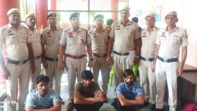 Photo of मारपीट कर युवक की हत्‍या के मामले में तीन आरोपी गिरफ्तार, वारदात में इस्‍तेमाल की गई मोटरसाईकिल व डंडे बरामद