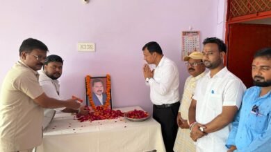 Photo of बाल्मीकि मंदिर में वरिष्ठ समाजसेवी स्व0 बाबू दौलतराम एडवोकेट की जंयती मनाई गई,समाज के लोगो ने चित्र पर पुष्पांजलि अर्पित कर किया नमन