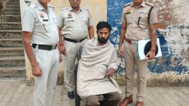 Photo of पत्नी व बेटी पर तेल छिड़ककर आग लगाने के बाद खुद को भी आग लगाने का आरोपी गिरफ्तार
