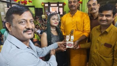 Photo of कटिया टोला स्थित रुचि-अभिषेक गुप्ता के घर उमड़ी भक्तों की अपार भीड़ ।