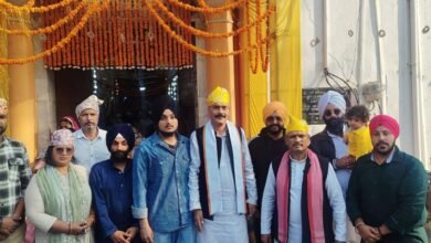 Photo of पूर्व चेयरमैन श्री तनवीर खान व सपा महानगर अध्यक्ष चौधरी रामकुमार भोजवाल जनपद शाहजहांपुर कचहरी गुरुद्वारे में आयोजित कार्यक्रमों में शामिल हुए और सिख समाज के लोगों से मिलकर गुरु नानक जयंती की सभी को बधाई दी