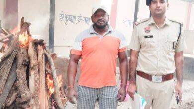 Photo of 72 घंटे तक पहचान न होने पर पुलिस ने मानवाधिकार परिषद के सहयोग से किया लावारिस शव का अंतिम संस्कार