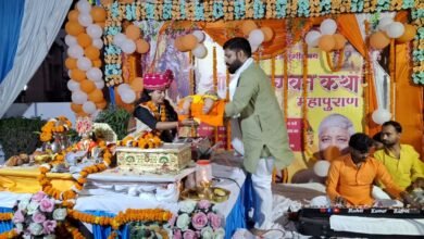 Photo of विधायक श्री चेतराम जी के आवास पर चल रही श्रीमद् भागवत कथा महापुराण के पंचम दिवस पर कथा व्यास गजल सम्राट रश्मि शास्त्री जी ने कृष्ण जी के जन्म के भाव विभोर प्रसंग को सुनाया