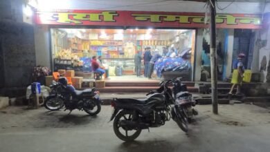 Photo of सूर्य नमकीन 70 साल पुरानी इस दुकान पर 25 से 30 मेल की दालमोट बनाई जाती है