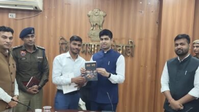 Photo of डीसी अभिषेक मीणा को पहली पुस्तक ‘माधव आएंगे’ की भेंट