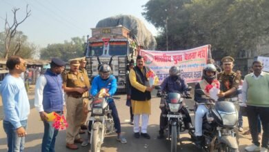 Photo of यातायात पुलिस शाहजहांपुर व हरि कौशल त्यागी पब्लिक स्कूल रोजा शाहजहांपुर के साथ रोजा अड्डा पर यातायात सुरक्षा कार्यक्रम आयोजित