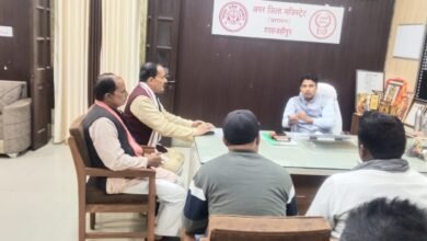 Photo of दिनांक 2 दिसंबर 2025 को सपा के जिला अध्यक्ष एवं पूर्व चेयरमैन श्री तनवीर खान ने एडीएम प्रशासन/जिला उप निर्वाचन अधिकारी श्री रजनीश मिश्रा से SIR की कई शिकायतों के समाधान के लिए मुलाकात कर अवगत कराया