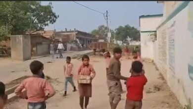 Photo of रायबरेली से एक चौंकाने वाला मामला सामने आया है, जहाँ अमावां ब्लॉक के संदी नागिन प्राथमिक विद्यालय में मासूम बच्चों से ईंट ढुलवाने का वीडियो वायरल
