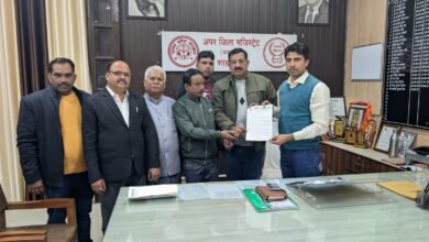 Photo of भारतीय युवा चेतना मंच द्वारा सड़कों के टूटे ,क्षतिग्रस्त , एवं बिना रेडियम पेंट के डिवाइडर की मरम्मत की मांग का ज्ञापन अपर जिला अधिकारी प्रशासन रजनीश मिश्रा जी को सौंपा