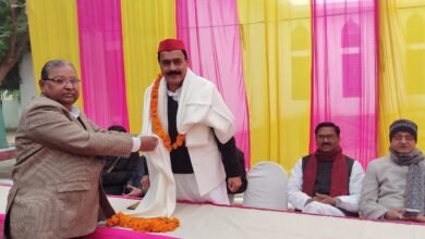 Photo of 19 दिसंबर 2025 को बलिदान दिवस पर सपा जिला अध्यक्ष एवं पूर्व चेयरमैन श्री तनवीर खान ने टाउन हॉल स्थित नगर निगम में शाहजहांपुर के क्रांतिकारी शहीद पंडित राम प्रसाद बिस्मिल जी,शहीद अशफाक उल्ला खान जी,शहीद ठाकुर रोशन सिंह जी,शहीद प्रेम कृष्ण खन्ना जी की प्रतिमा पर फूल माला पहनाकर श्रद्धांजलि अर्पित की