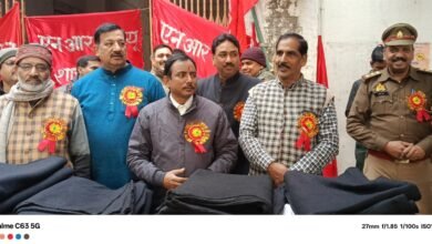 Photo of नव वर्ष के अवसर पर नॉर्दर्न रेलवे मेंस यूनियन द्वारा रेलवे स्टेशन पर कुलियों वेंडरों सफाईकर्मियों दैनिकमजदूरों को कम्बल वितरण किया