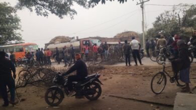 Photo of नाले की खुदाई में गिरी बच्ची, ग्रामीणों ने किया सड़क जाम, प्रशासन ने दिए आश्वासन