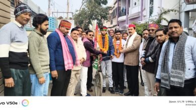 Photo of समाजवादी PDA जन जागरण साइकिल व दौड़ यात्रा जिसमें एक व्यक्ति जनपद बरेली के जसवीर सिंह यादव दौड़ रहे हैं और दूसरे व्यक्ति हरविंद यादव साइकिल चला रहे हैं जिन्होंने 1 जनवरी 2026 को जनपद बरेली से शुरुआत की