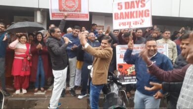 Photo of 5-डे बैंकिंग की मांग को लेकर देशभर में बैंक हड़ताल, कामकाज प्रभावित