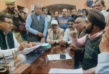 Photo of व्यापार मंडल के अध्यक्ष कुलदीप सिंह दुआ के नेतृत्व व्यापारियों ने निगम कार्यालय का किया घेराव