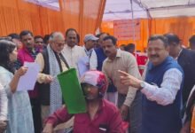 Photo of मुस्कुराए चेहरे, खिली उम्मीदें मंत्री सुरेश खन्ना ने किया उपकरण वितरण