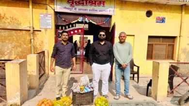 Photo of हरि ओम सामाजिक सेवा संस्थान द्वारा वृद्धाश्रम में फल वितरण कार्यक्रम, बुजुर्गों का जाना हालचाल 