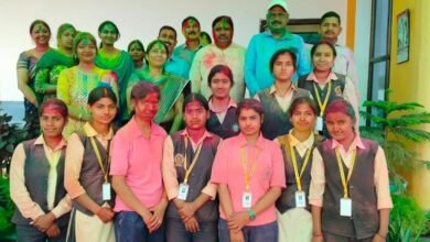 Photo of महाविद्यालय में रंगोत्सव पर अबीर गुलाल लगाकर छात्राओं ने खेली होली