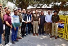 Photo of जनपद शाहजहाँपुर में आगामी त्यौहार/‘लाट साहब’ जुलूस के दृष्टिगत व्यापार मण्डल के साथ समन्वय बैठक सम्पन्न, यातायात व्यवस्था हेतु बैरियर उपलब्ध