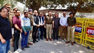 Photo of जनपद शाहजहाँपुर में आगामी त्यौहार/‘लाट साहब’ जुलूस के दृष्टिगत व्यापार मण्डल के साथ समन्वय बैठक सम्पन्न, यातायात व्यवस्था हेतु बैरियर उपलब्ध