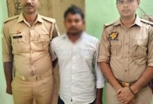 Photo of यू.पी. कॉलेज छात्र हत्याकांड का मुख्य आरोपी मंजीत चौहान गिरफ्तार, अवैध पिस्टल और कारतूस बरामद