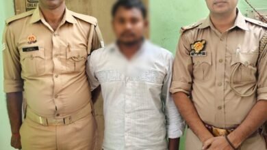 Photo of यू.पी. कॉलेज छात्र हत्याकांड का मुख्य आरोपी मंजीत चौहान गिरफ्तार, अवैध पिस्टल और कारतूस बरामद