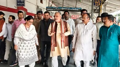 Photo of सांसद ने वित्तमंत्री और डीआरएम के साथ रेलवे स्टेशन पर चल रहे निर्माण कार्य का किया निरीक्षण, निर्माण कार्य धीमी गति से चलने पर जताई नाराजगी