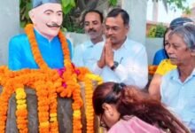 Photo of शहीदों के आगे हांथ जोड़कर नगर आयुक्त व महापौर ने मांगी क्षमा