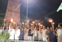 Photo of कांग्रेसियों ने मसाल जुलूस निकालकर शहीदों को अर्पित की श्रद्धांजलि