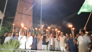 Photo of कांग्रेसियों ने मसाल जुलूस निकालकर शहीदों को अर्पित की श्रद्धांजलि