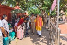 Photo of यूपी वित्तमंत्री ने हनुमान जन्मोत्सव के मद्देनजर पुलिस बल के साथ हनुमत धाम का किया निरीक्षण जारी किए निर्देश