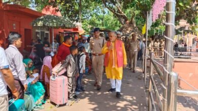 Photo of यूपी वित्तमंत्री ने हनुमान जन्मोत्सव के मद्देनजर पुलिस बल के साथ हनुमत धाम का किया निरीक्षण जारी किए निर्देश