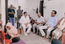 Photo of मृतका आंगनबाड़ी प्रीती के परिजनों से मिले डीएम और सीडीओ