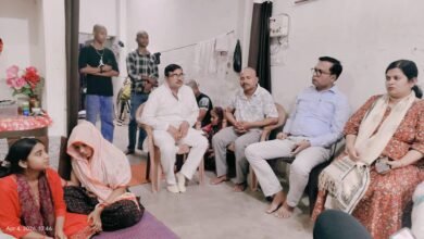 Photo of मृतका आंगनबाड़ी प्रीती के परिजनों से मिले डीएम और सीडीओ